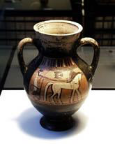 Amphore repr�sentant un conducteur de char