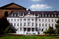 Tr�ves : Palais n�o-classique et Basilique romaine